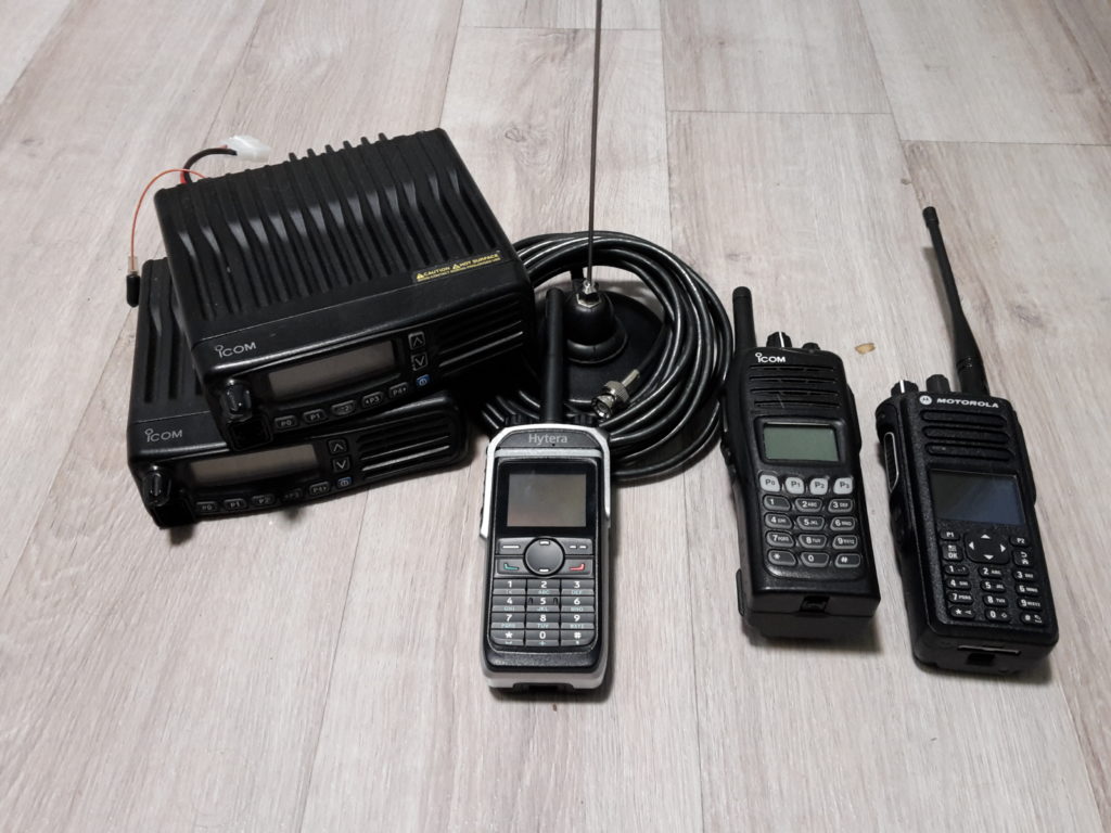 Radios-PMR-Divers-1024x768 Inondations, tempêtes, séismes... Quels risques pour nos réseaux de radiocommunications ?